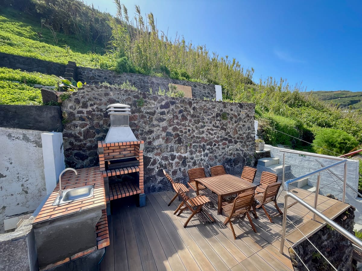 Casa Tarapacana garden deck with dining table and BBQ area